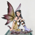 Fata seduta su foglia