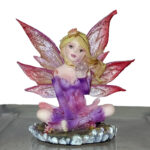 Fatina seduta con sfera